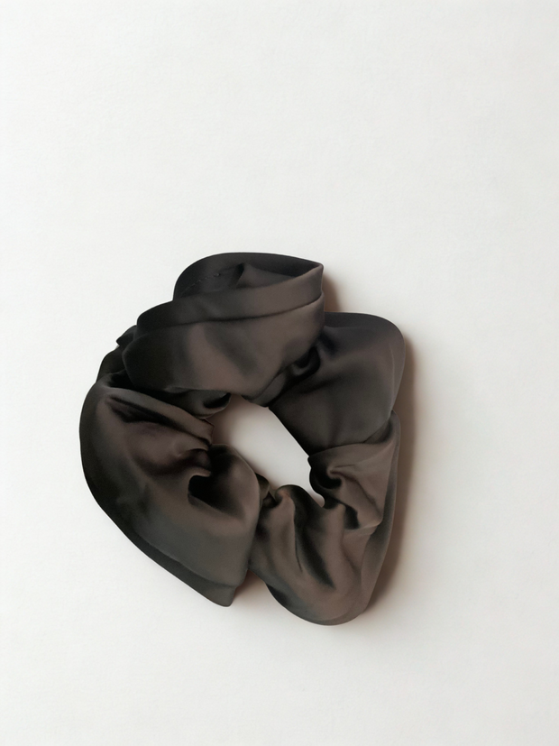 Oversized Dary Grey Satin Scrunchie Suprema Rose